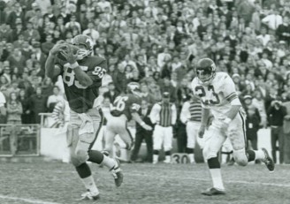 Ken Fleming Hauls In Touchdown Pass From Chuck Hixon